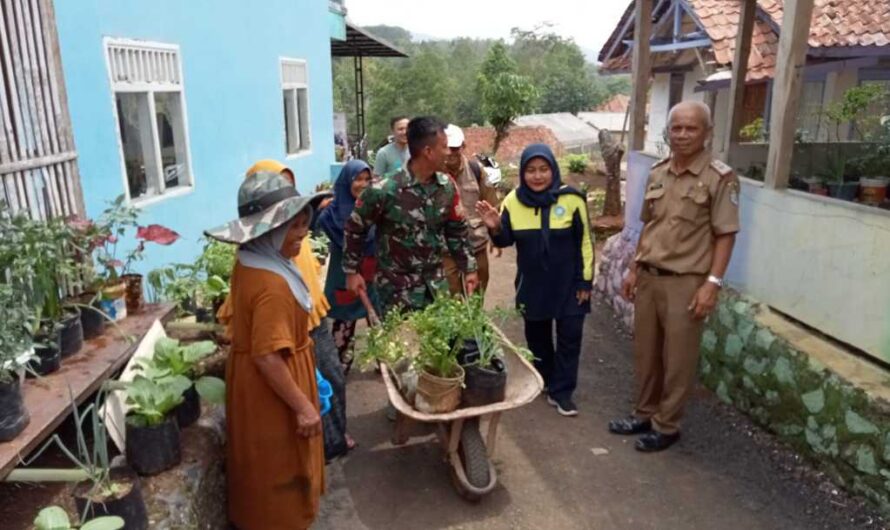 Babinsa Bersama Warga kerja bakti dalam menghadapi penilaian lomba P2WKKS Tingkat Provinsi