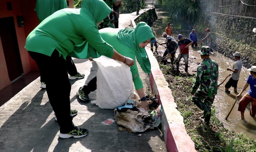 Karya Bakti pembersihan sungai dan penanaman pohon Koramil 1302/Cikoneng