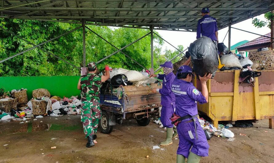 Tingkatkan kebersihan lingkungan dan cegah penyebaran penyakit Koramil 1304/Panumbangan laksanakan Pembersihan Pasar