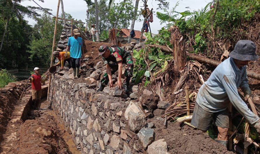 Babinsa Gotong Royong pembuatan Saluran Air Bersama Warga Binaan