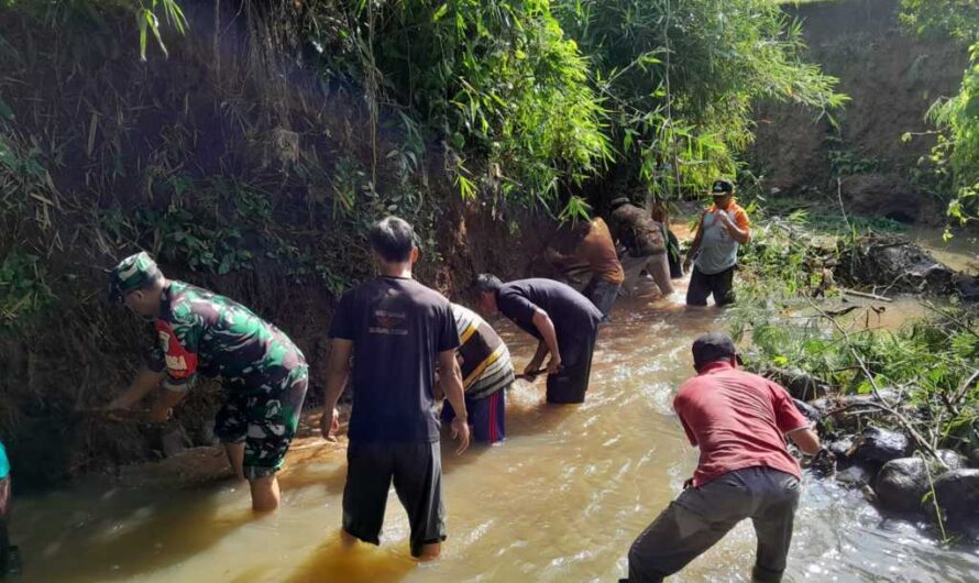 Babinsa Bersama Warga Kerja Bakti Pembersihan Sungai