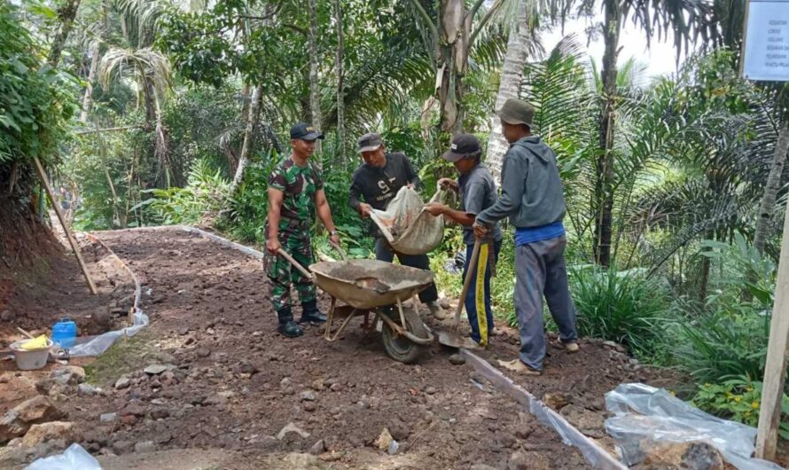 Kompak, Babinsa dan Warga Gotong Royong Cor Jalan Dusun legokmenol