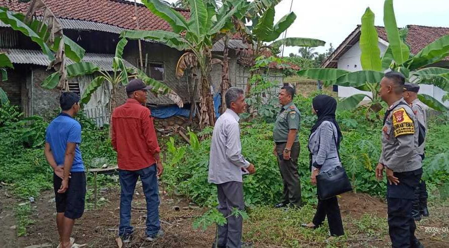 Danramil bersama Forkopimcam Kunjungi langsung Rumah Warga Yang mengalami Ambrol