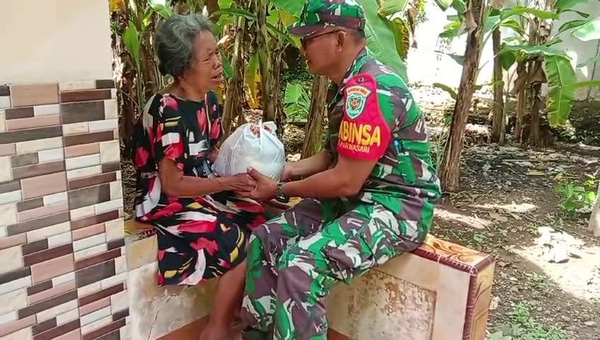Babinsa Koramil 1317/Banjarsari sisihkan gaji untuk beli sembako