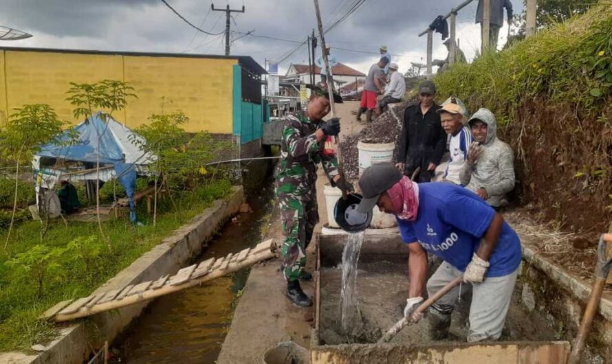 Babinsa dan Warga Kerja Bakti Pengecoran Jalan
