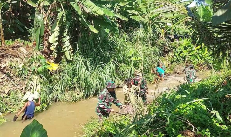 Ciptakan lingkungan  bersih dan bebas dari sampah, Anggota Koramil 1308/Cipaku bersama Warga bersih-bersih sungai