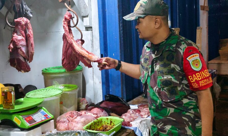 Babinsa Monitoring Harga Sembako Di Pasar Lokal