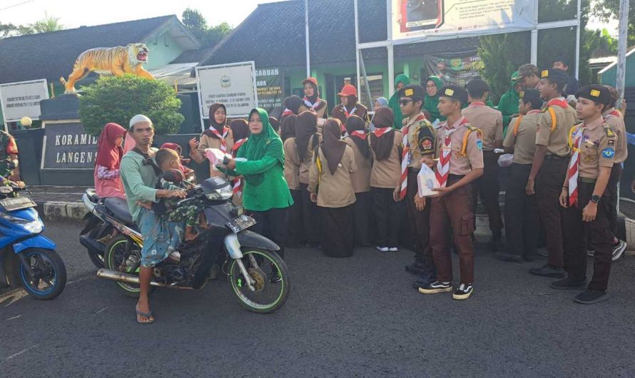 Koramil 1318/Langensari  Bersama Persit KCK dan Pramuka Saka Wira Kartika, Bagikan Takjil untuk Masyarakat pengguna Jalan