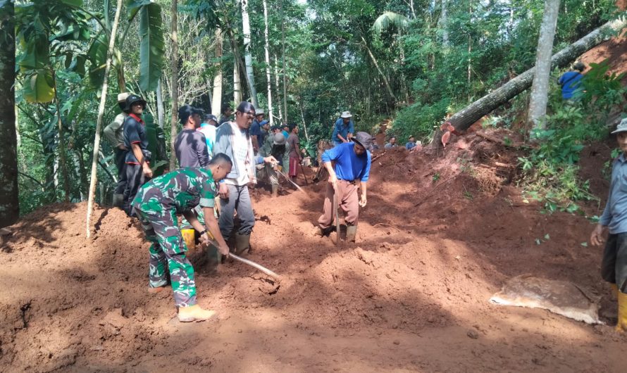 Babinsa Sadapaingan dan Warga Gotong Royong Bersihkan Jalan Tertimbun Tanah Longsor
