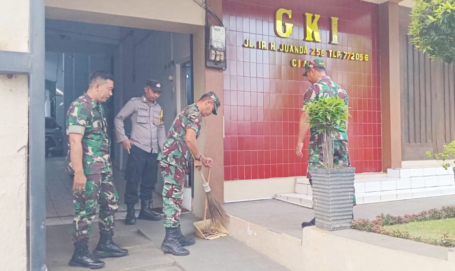 Sabtu Kasih Sayang, Para Personil Koramil 1301/Ciamis Lakukan Bersih-Bersih Di Gereja