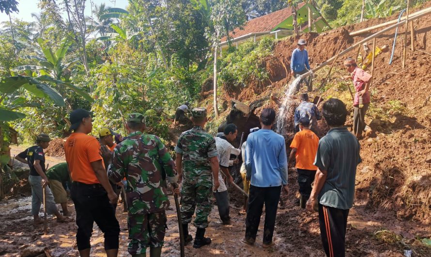 Babinsa Kodim 0613/Ciamis Ajak Warga Gotong Royong Bersihkan Material Longsor