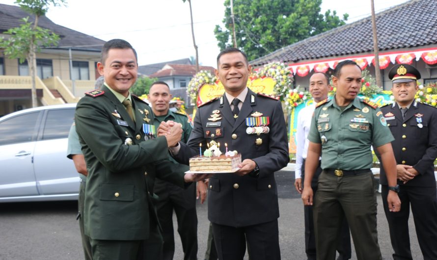 Dandim Ciamis berikan kejutan istimewa kepada Kapolres Ciamis di HUT Bhayangkara ke-78