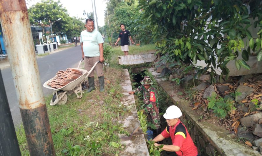 Peduli Lingkungan Bersih, Babinsa Rejasari Bersama Warga Bersihkan Selokan