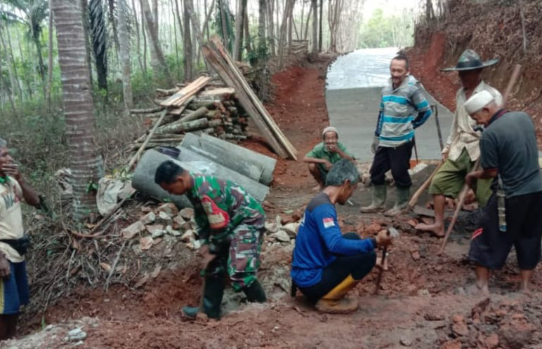 Peduli Masyarakat Binaan, Babinsa Koramil 1312/Cisaga Bantu Warga Pasang Gorong-gorong