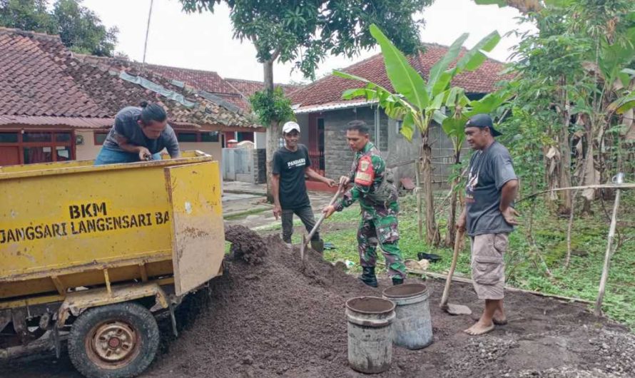 Upaya Menjaga Fasilitas Umum, Babinsa Bantu Perbaikan Jalan