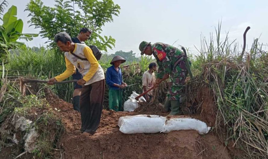Babinsa Binangun Bersama Warga Goro Perbaiki Tanggul Saluran Air