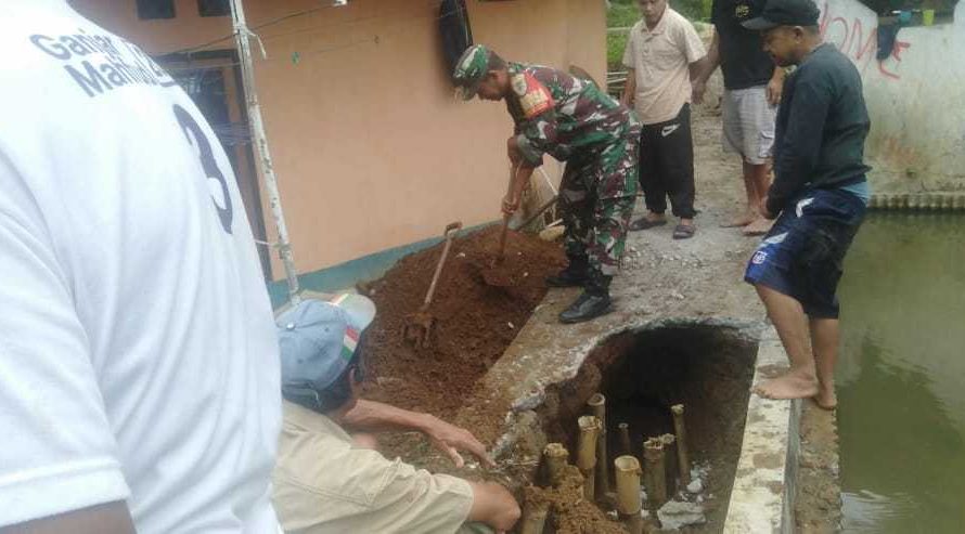 Wujud nyata kepedulian TNI terhadap kondisi infrastruktur di wilayah binaan,Babinsa bantu perbaiki Jalan Amblas