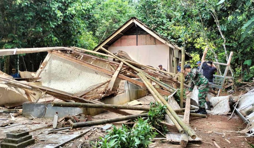 Bersama Baznas, Babinsa dan Warga Bangun Tempat Tinggal Layak Huni di Desa Margaharja