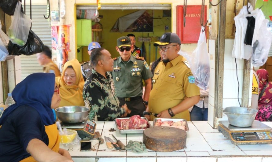 Jelang Nataru Dandim Ciamis Bersama Forkopimda Kota Banjar Pantau Harga sembako di Pasar Banjar
