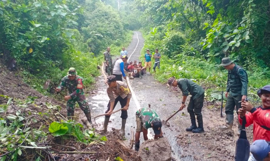 Bersama Warga, Anggota Koramil Langensari dan Polsek Bersihkan Matrial Tanah LongsorÂ 