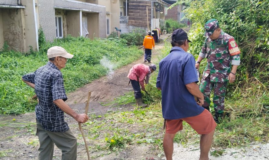 Berantas Sarang Nyamuk, Babinsa Koramil 1313/Banjar Serka Teguh Haryanto Turun Langsung Lakukan Pembersihan