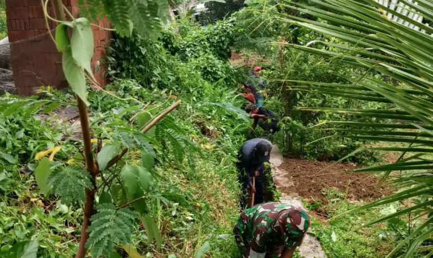 Babinsa Koramil 1318/Langensari Bersama Warga Kerja Bakti Bersihkan Selokan
