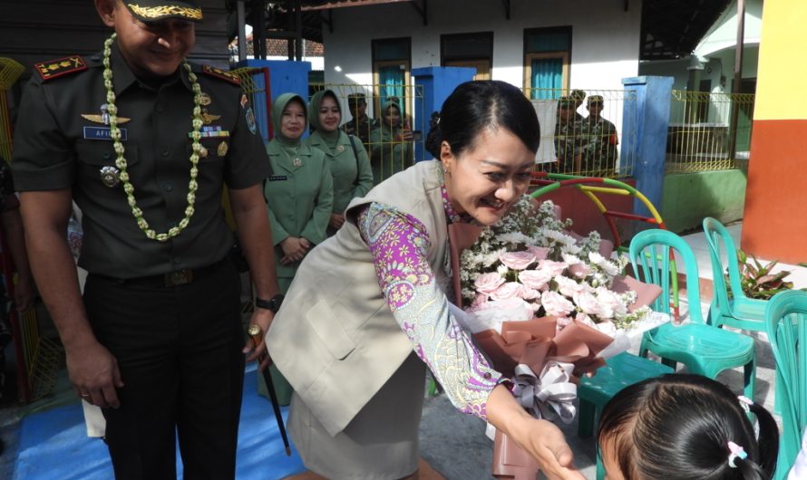 Didampingi Ketua Yayasan Kartika Jaya Koordinator Kodim 0613 Cabang XIX Siliwangi, Dandim Resmikan Renovasi Gedung TK Merpati Kartika XIX-28