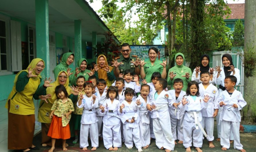 Dandim Bersama Ketua Persit KCK Cab XXIV Kodim 0613/Ciamis, saksikan langsung Latihan bela diri taekwondo TK Kartika Ade Irma