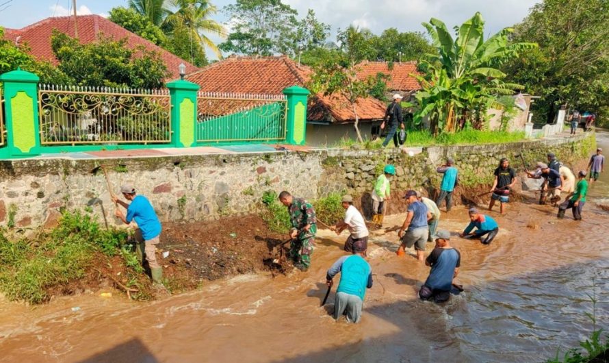 Babinsa Kujang Bersama Warga Gotong Royong Bersihkan Sungai Ciloganti