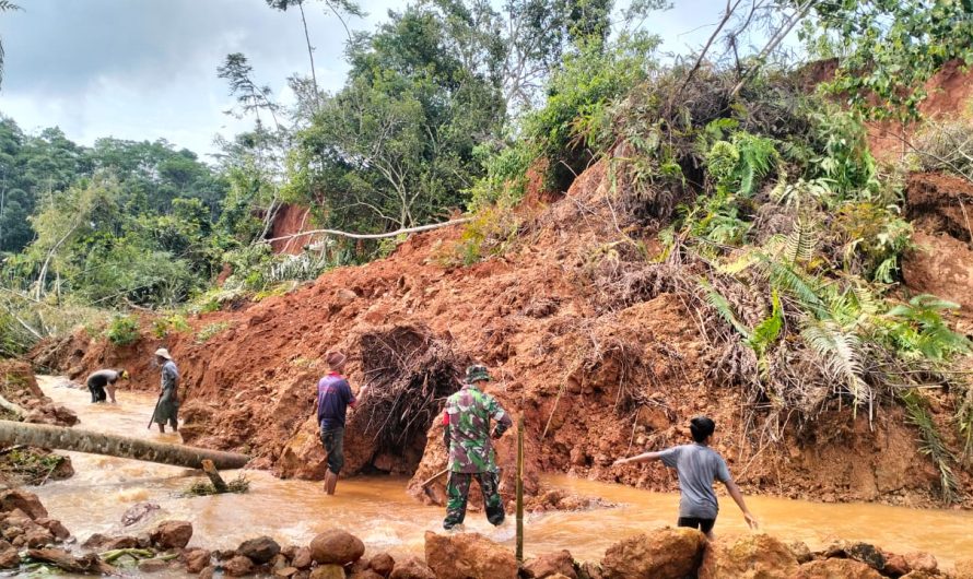 Babinsa Desa Andapraja Laksanakan Kerja Bakti Bersama Warga Bersihkan Material Longsor