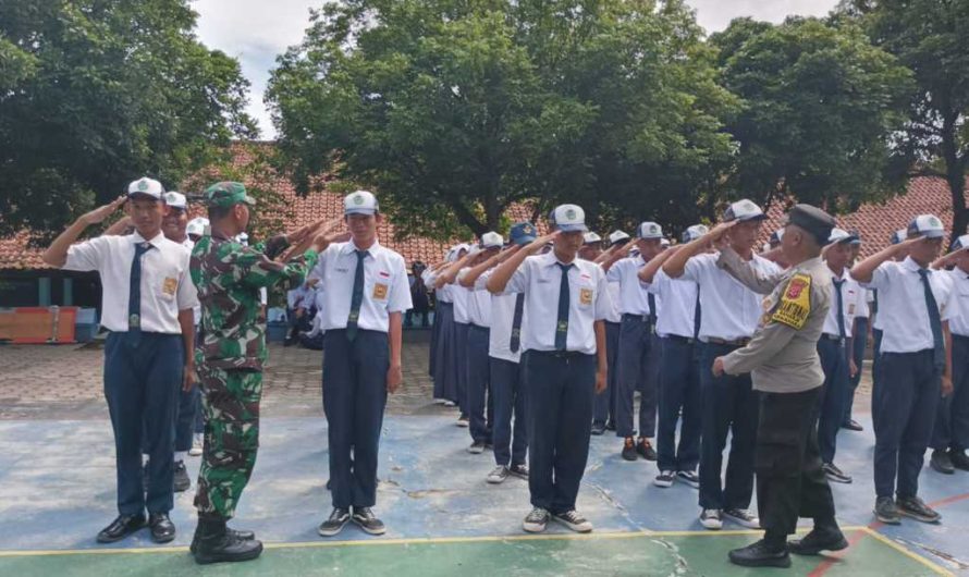 Kekompakan Babinsa dan Bhabinkamtibmas Latih PBB Pelajar SMP 7