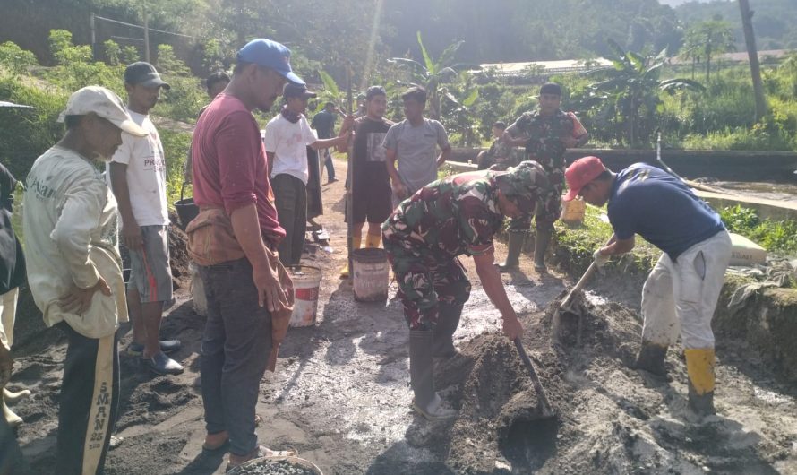 Dukung pembangunan infrastruktur di wilayah binaan, anggota Koramil 1304/Panumbangan Karya Bakti Pengecoran Jalan
