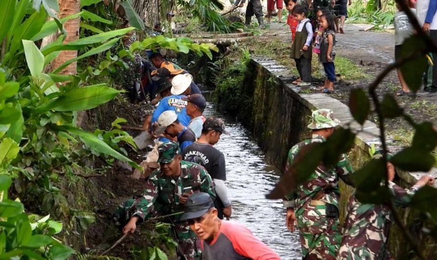 Sambut Hut Kota Banjar Ke-22,Puluhan Pesonil Kodim 0613/Ciamis Kerja Bakti Pembersihan Saluran Air