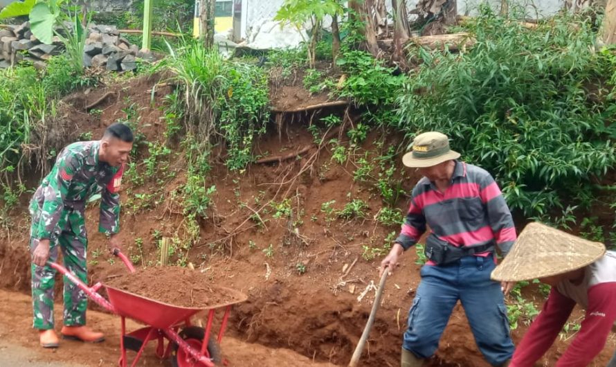 Babinsa Koramil 1308/Cipaku Kopka Sutisna bersama warga  gotong-royong pembuatan parit