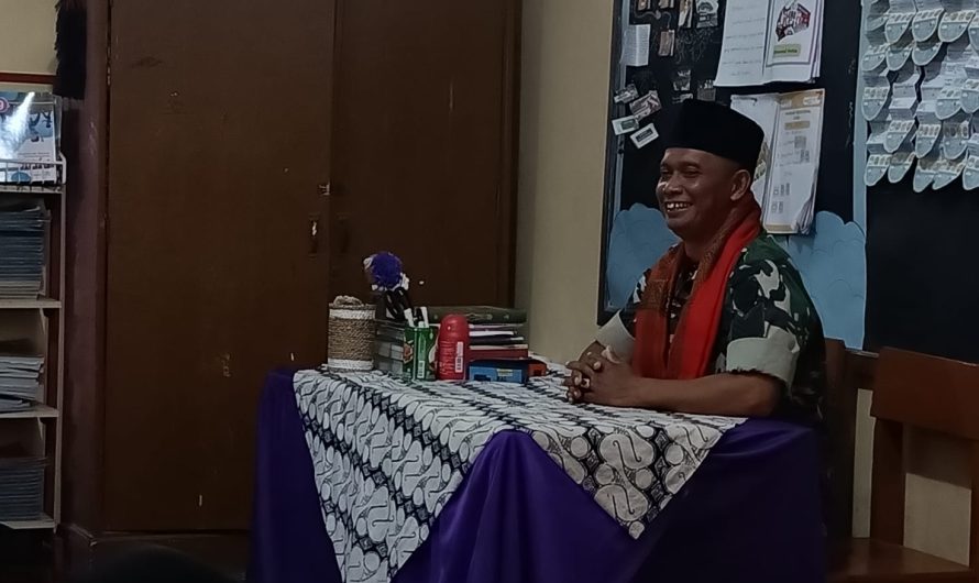 Babinsa Serma Marjan mengisi materi Giat Pesantren kilat