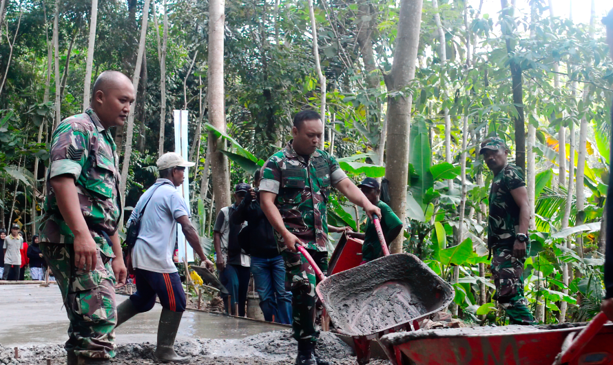 Dandim 0613 Ciamis, turun langsung bantu pengecoran jalan di desa Cibuluh