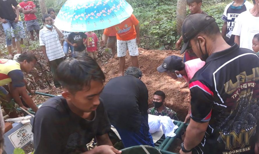 Anggota Satgas TMMD ke-111 ikut menggali kubur dan menggkuburkan Zenajah