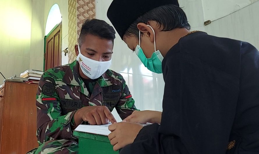Mengajar Ngaji Anak- Anak Desa oleh Seorang Prajurit TNI Di Lokasi TMMD 111
