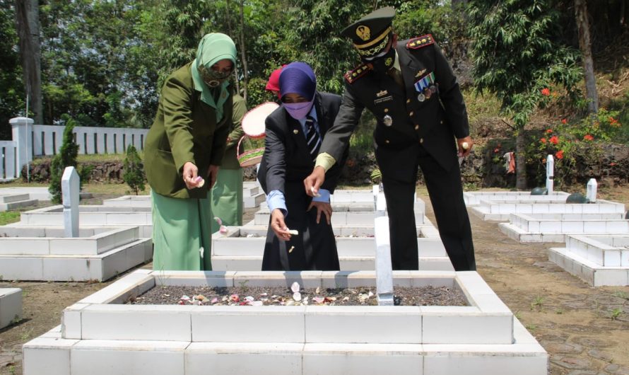 Jelang HUT ke-76 TNI, Dandim 0613 Ciamis Pimpin Upacara Tabur Bunga