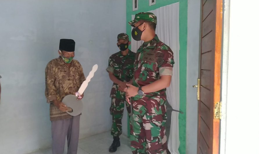 Dandim 0613/Ciamis Serahkan Langsung Kunci RTLH Program Karya Bhakti TNI Satkowil Semester II Ta.2021
