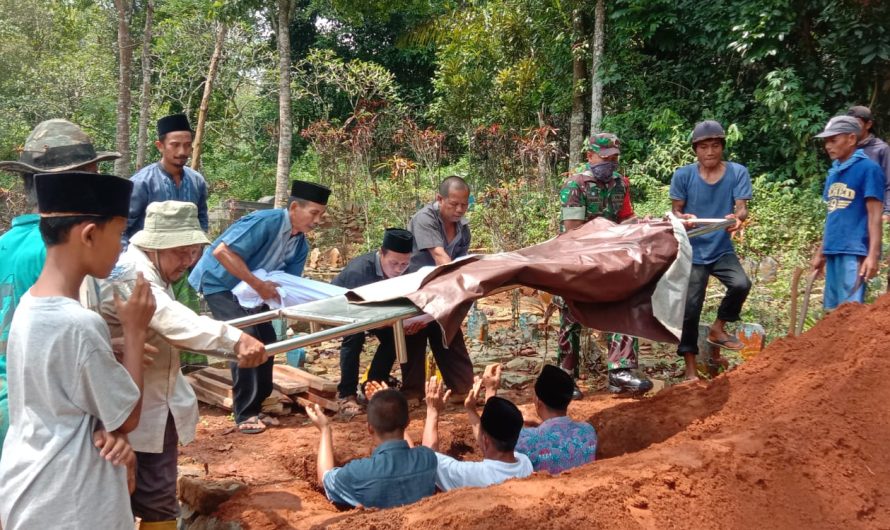 Wujud Kepedulian Babinsa Salacai Hadiri Pemakaman Warga Binaan