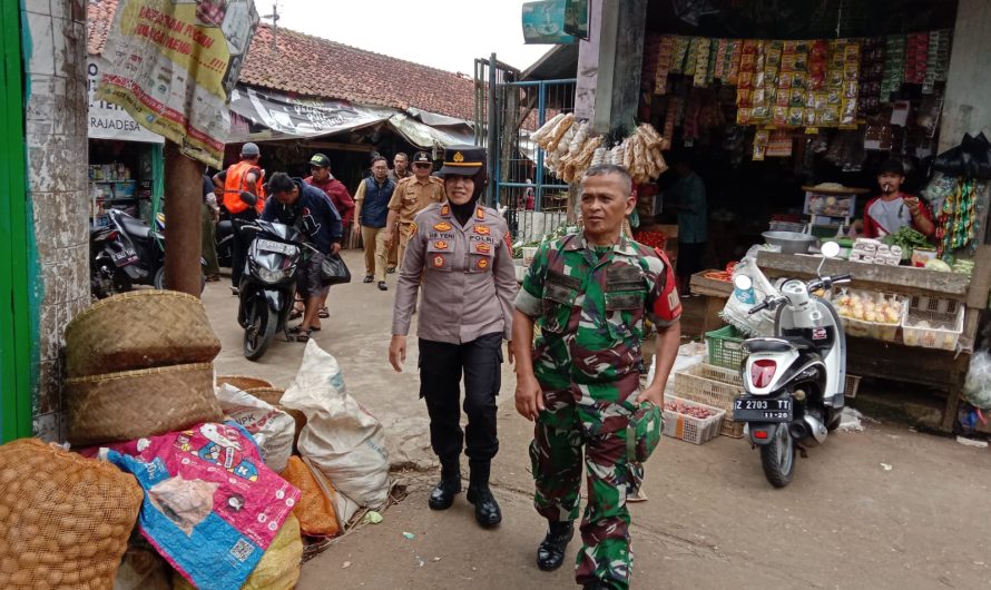 Koramil 1311 Bersama Muspika monitoring Harga Sembako di Pasar Dongkal Rajadesa