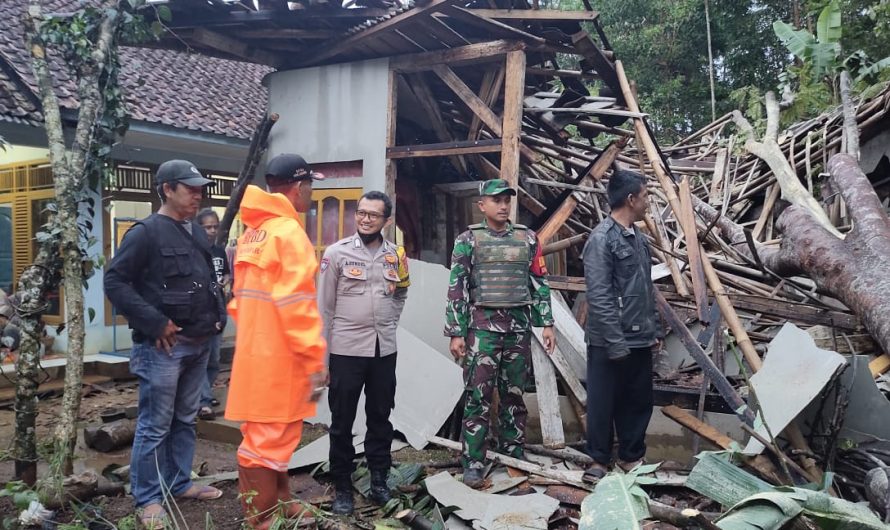 Babinsa Koramil 1308/Cipaku datangi Rumah Warga Yang tertimpa pohon tumbang