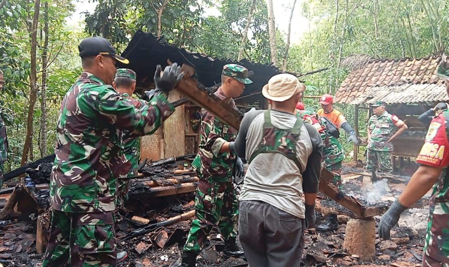 Danramil Cikoneng Kapten Arm Yuni Ariyadi turunkan Para Babinsa bersihkan puing-puing sisa kebakaran rumah Warga
