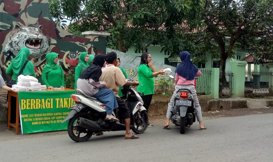 Jalin Silahturahmi Keluarga Besar Koramil Banjar Bagi Takjil jelang Berbuka Puasa