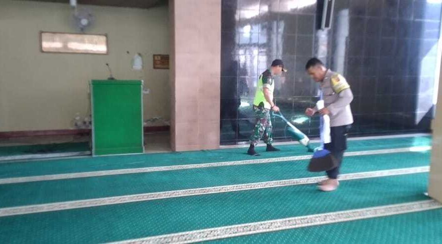 TNI-Polri, Gelar Karya Bakti Bersih-bersih Masjid di Cikoneng