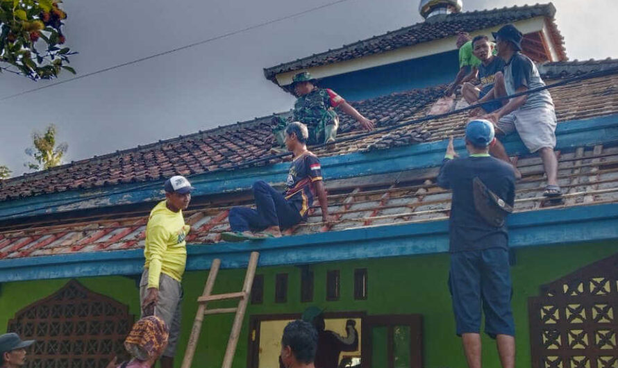 Babinsa Kodim 0613 Ciamis, bersama Warga Gotong Royong bongkar atap Masjid di Banjar