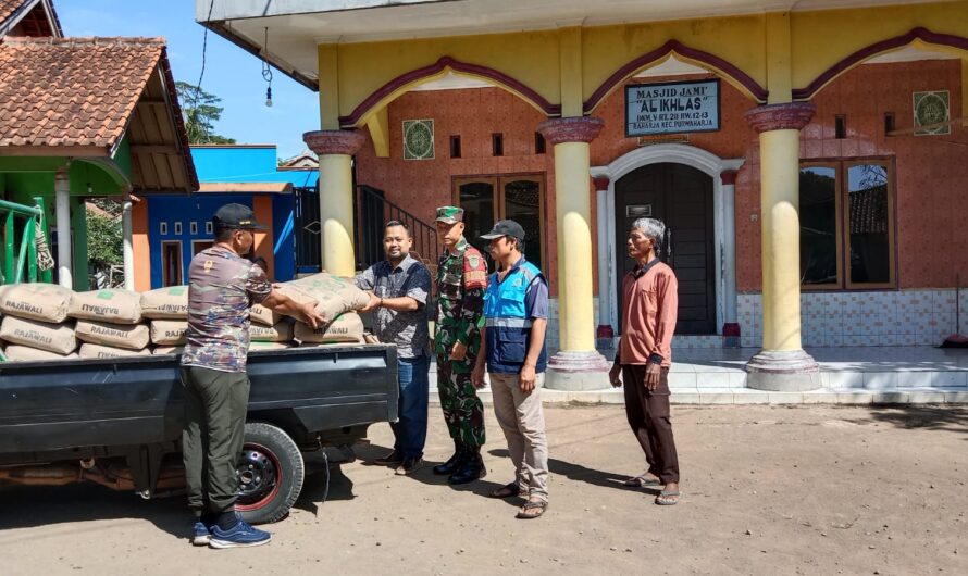 Anggota Koramil 1313/Banjar Beri Bantuan Semen Untuk pembanguna Masjid Jami Al Ikhlas di Banjar