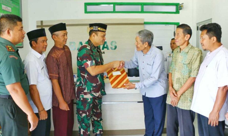 Letkol Inf Wahyu Alfiyan Arisandi,serahkan secara langsung Infaq dan Sodaqoh ke Ketua Baznas Kota Banjar