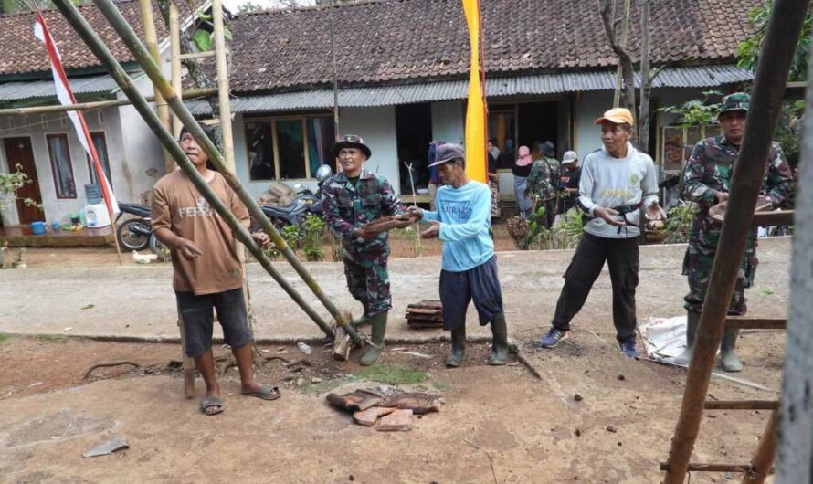 Kapten Arm Suharto Pimpin Anggota Satgas TMMD dan Warga, Robohkan rumah tidak layak huni Bpk Tatang
